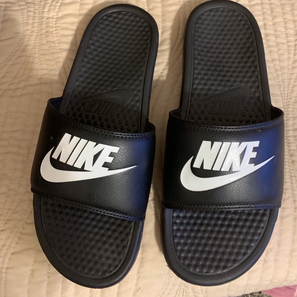 Nike Women’s Slides Size 9 EUC